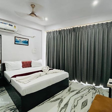 Hotel Vinayak Plaza Varanasi Esterno foto