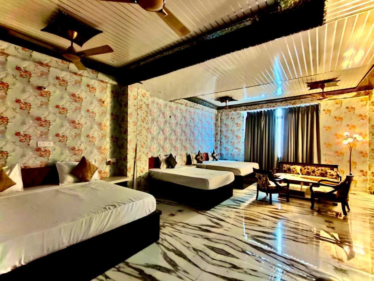 Hotel Vinayak Plaza Varanasi Esterno foto