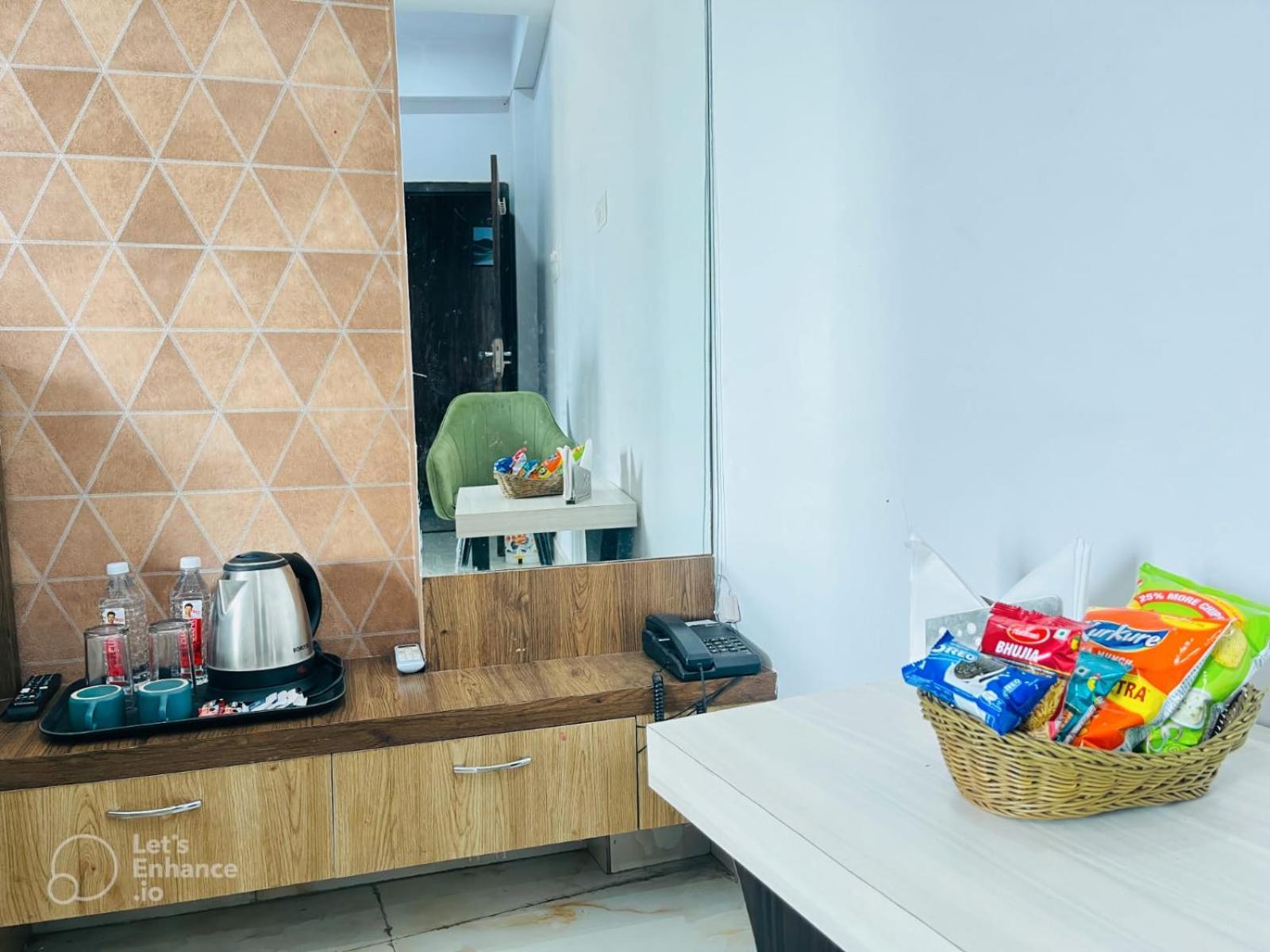 Hotel Vinayak Plaza Varanasi Esterno foto