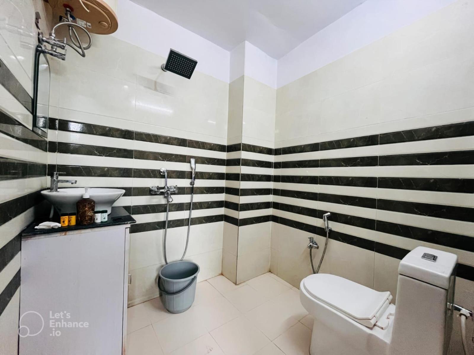 Hotel Vinayak Plaza Varanasi Esterno foto